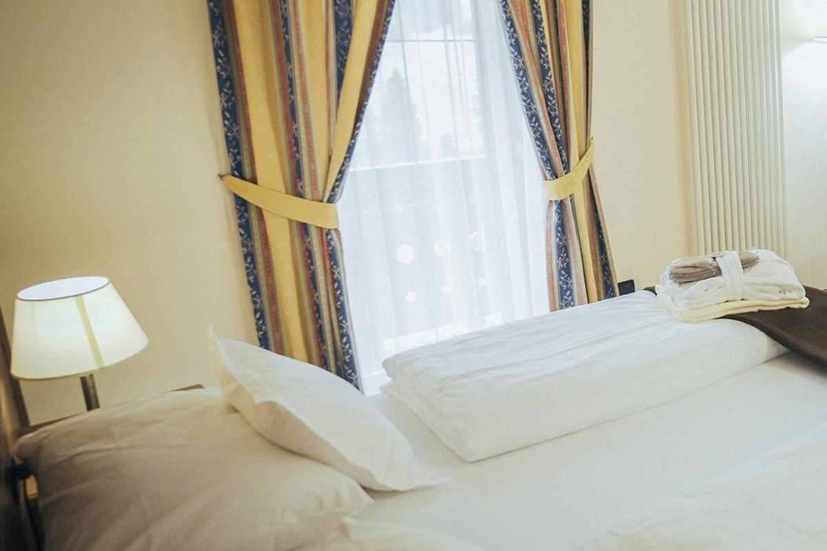 Hotel Al Parco Моена Екстериор снимка